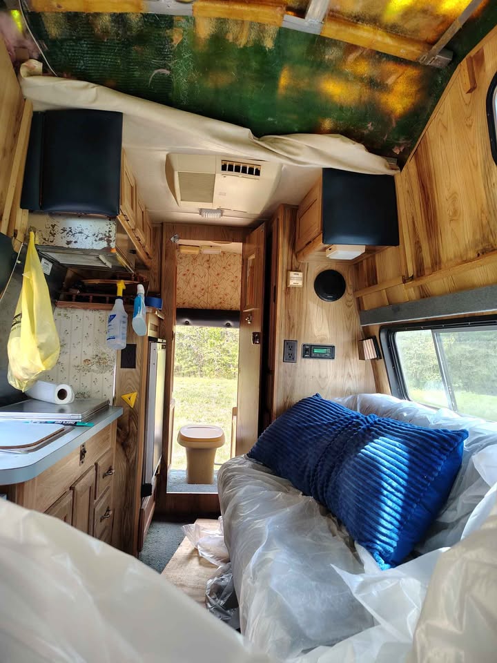 Ford-Econoline-e250-cargo-1986