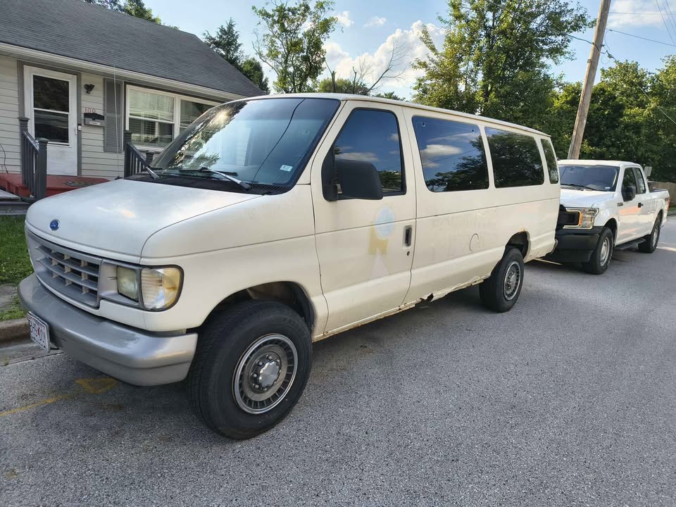 Ford-Econoline-e350-super-duty-passenger-1982