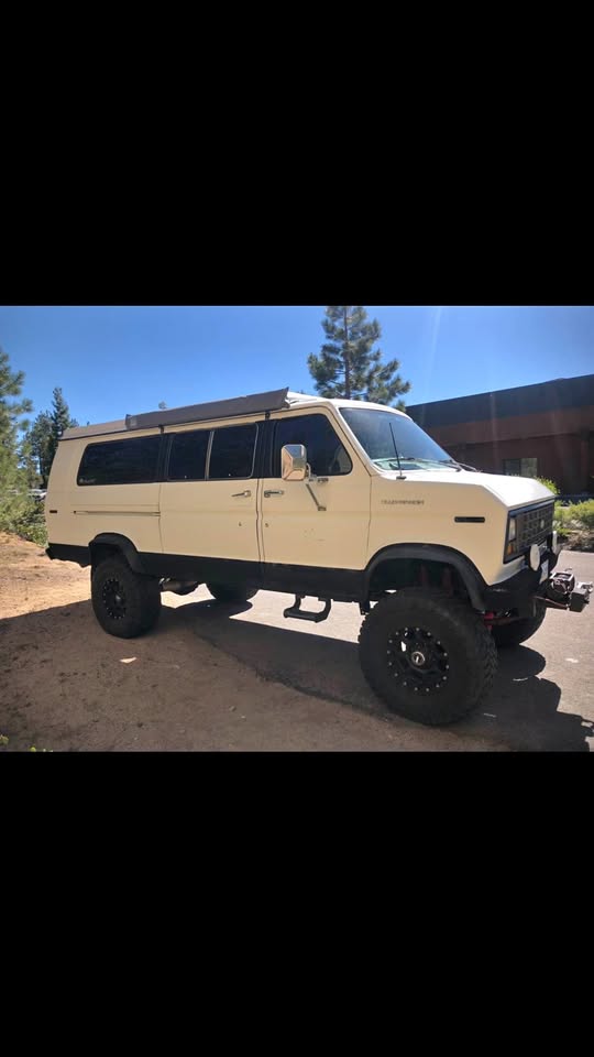 Ford-Econoline-e350-super-duty-passenger-1984