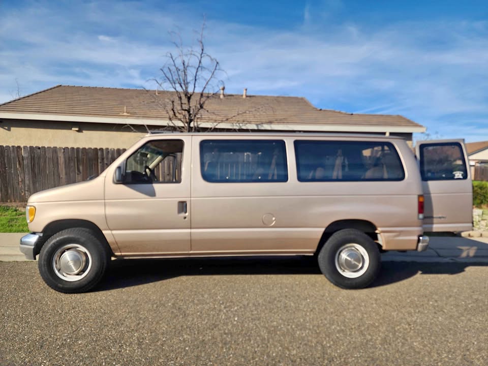 Ford-Econoline-e350-super-duty-passenger-1994