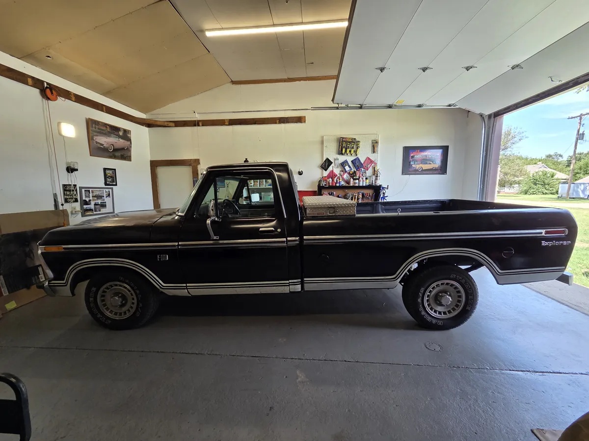 Ford-Explorer-1974-Black-Tan-Interior-Medium-Blue-Carpet