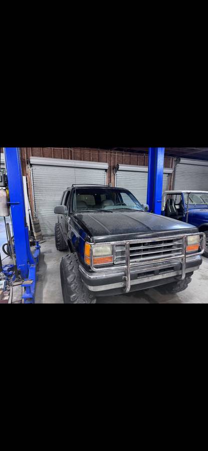 Ford-Explorer-1993-black