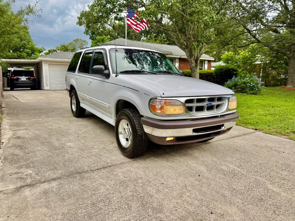 Ford-Explorer-xlt-1996-White