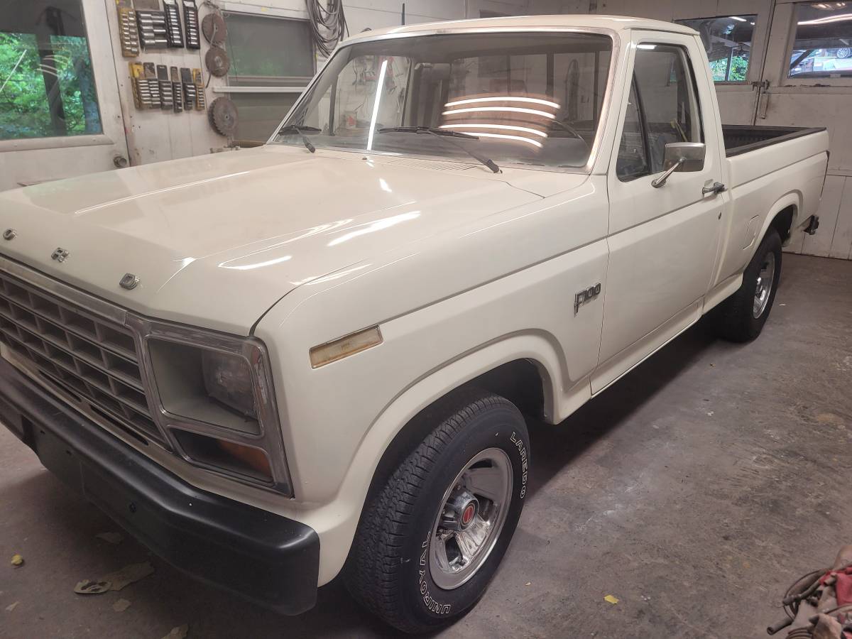 Ford-F-100-1983-White