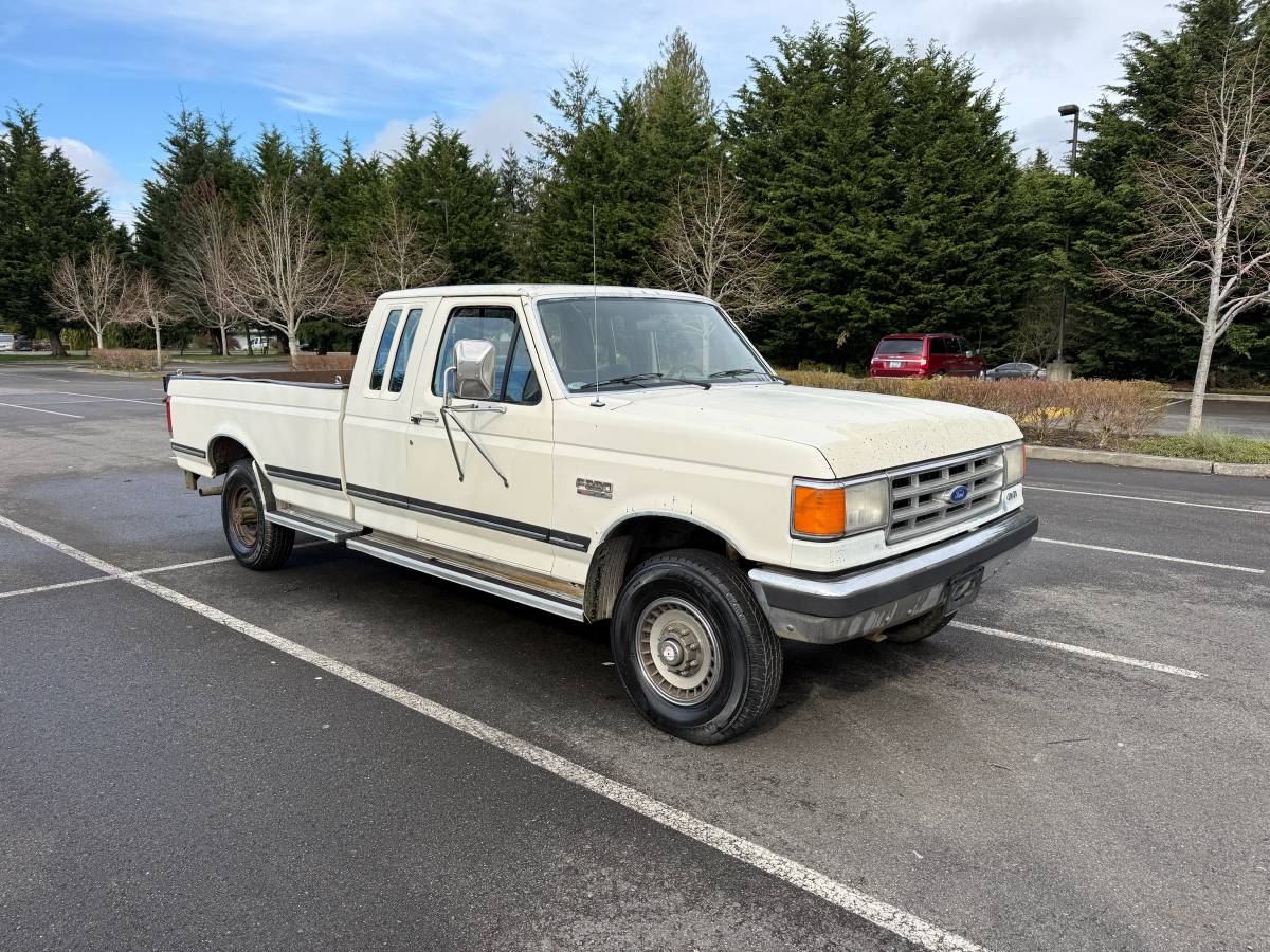 Ford-F-250-xlt-1987-white