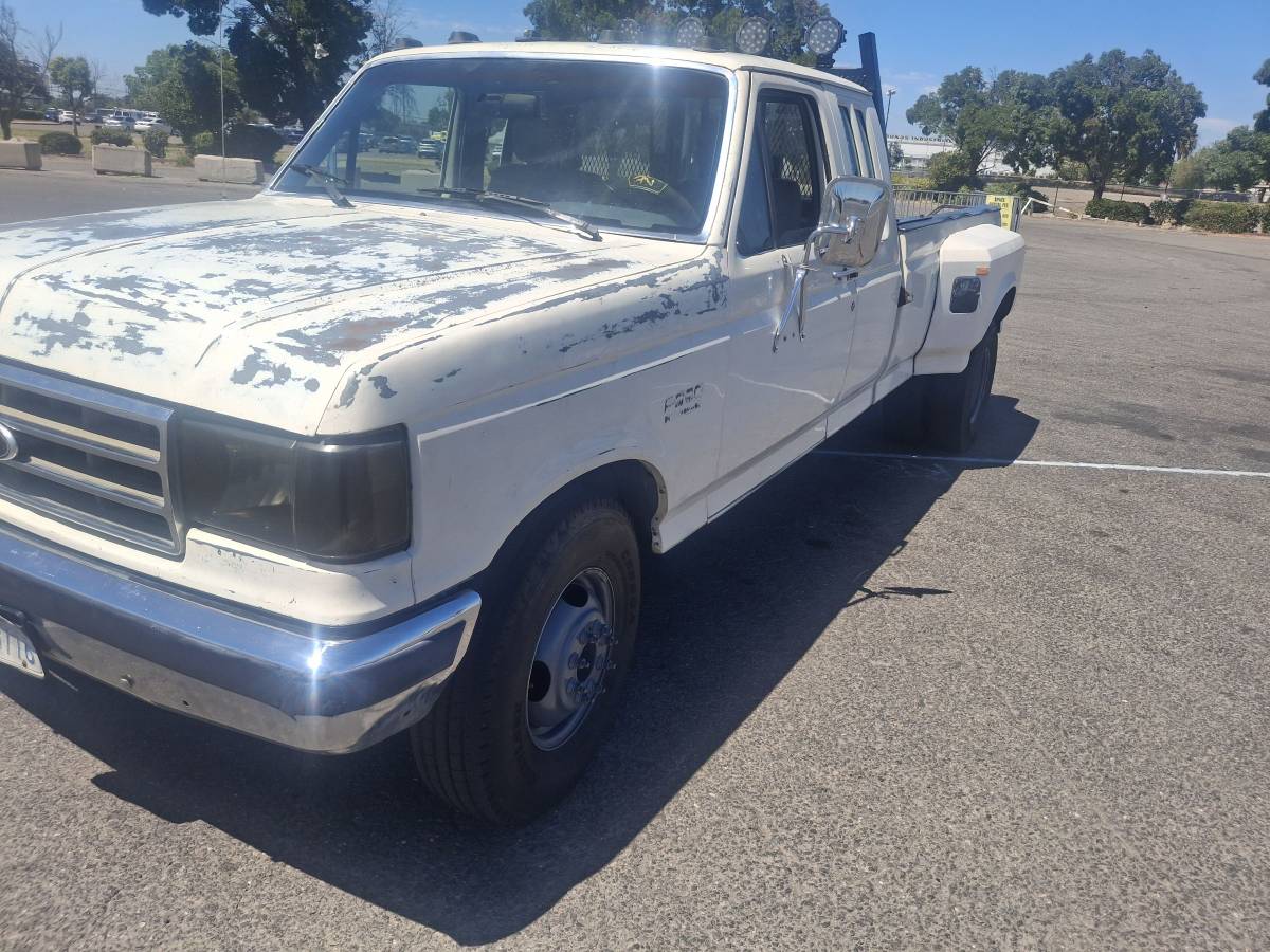 Ford-F-350-larriat-1989-white