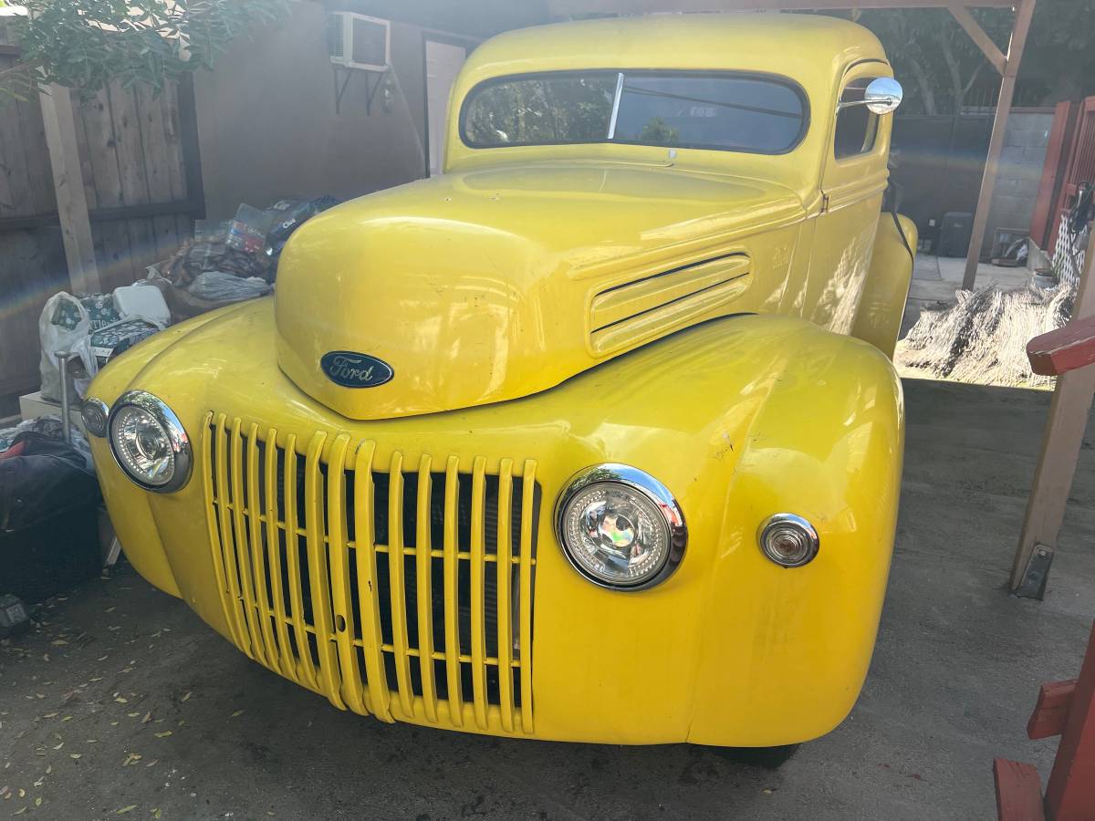 Ford-F100-pickup-1947-yellow