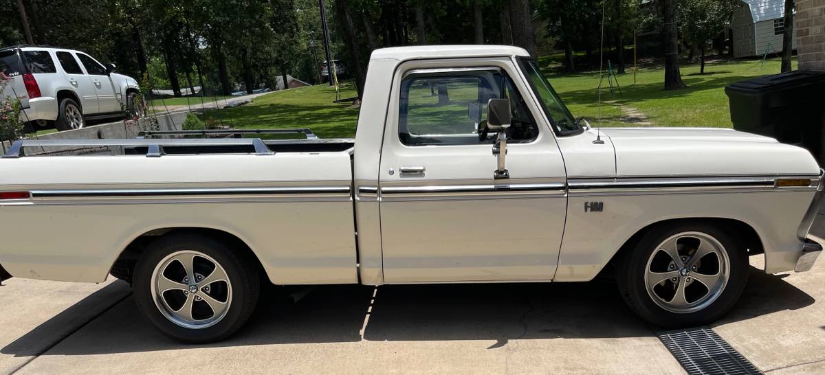 Ford-F100-pickup-1976-white