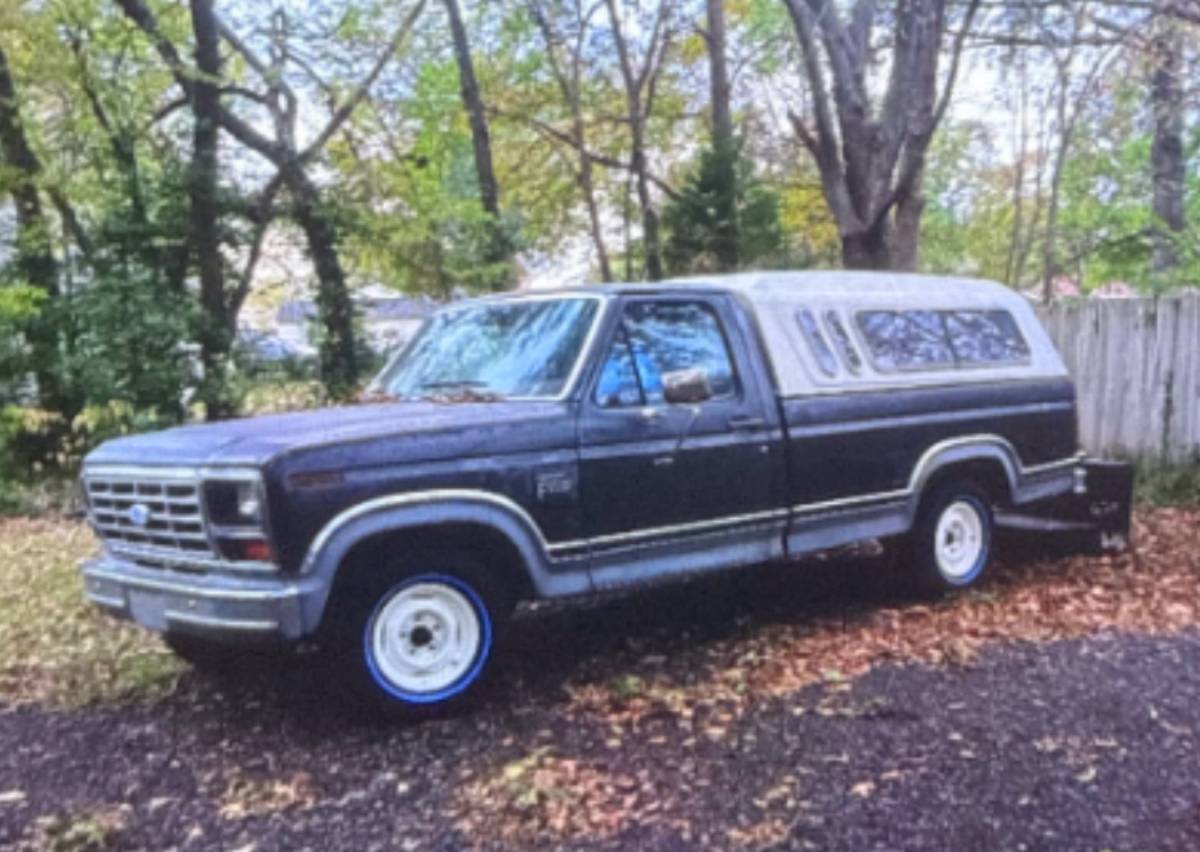 Ford-F100-pickup-1983