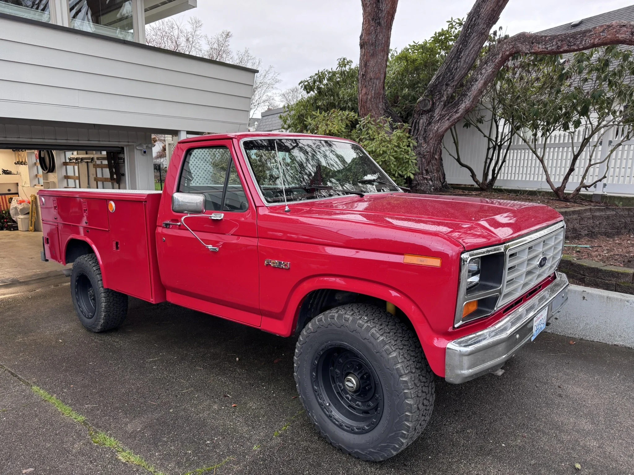 Ford-F250-4x4-regular-cab-1985-Red-Red