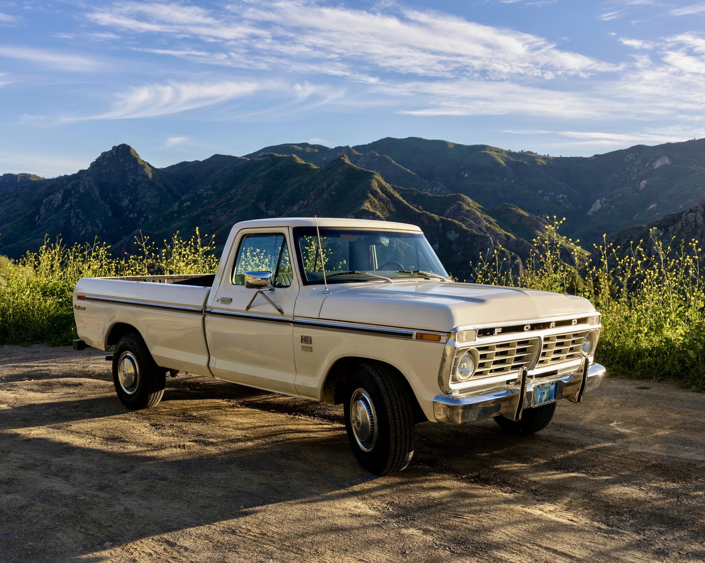 Ford-F250-camper-special-1974-Off-White-Blue