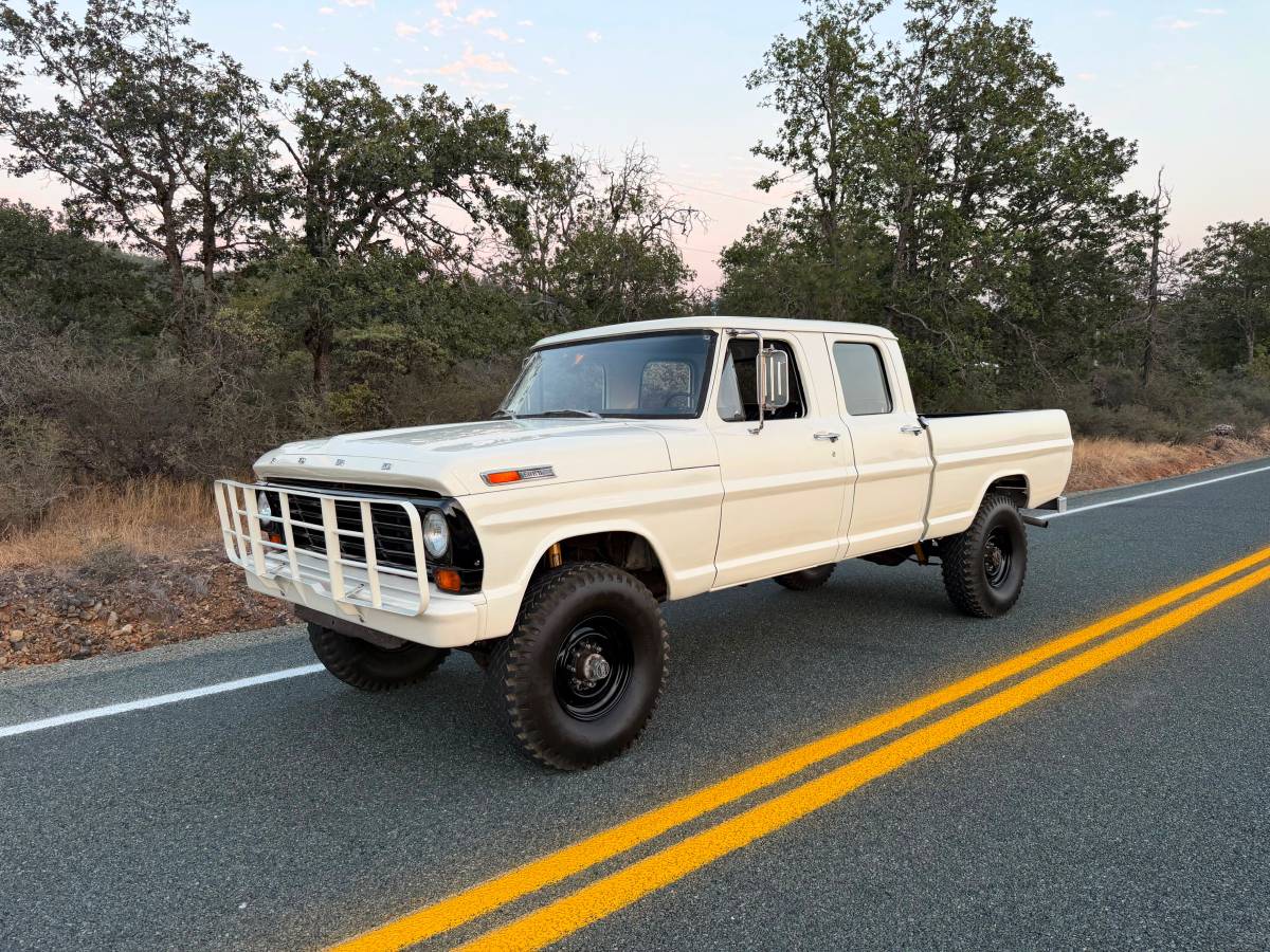 Ford-F250-crew-cab-4x4-1969-white