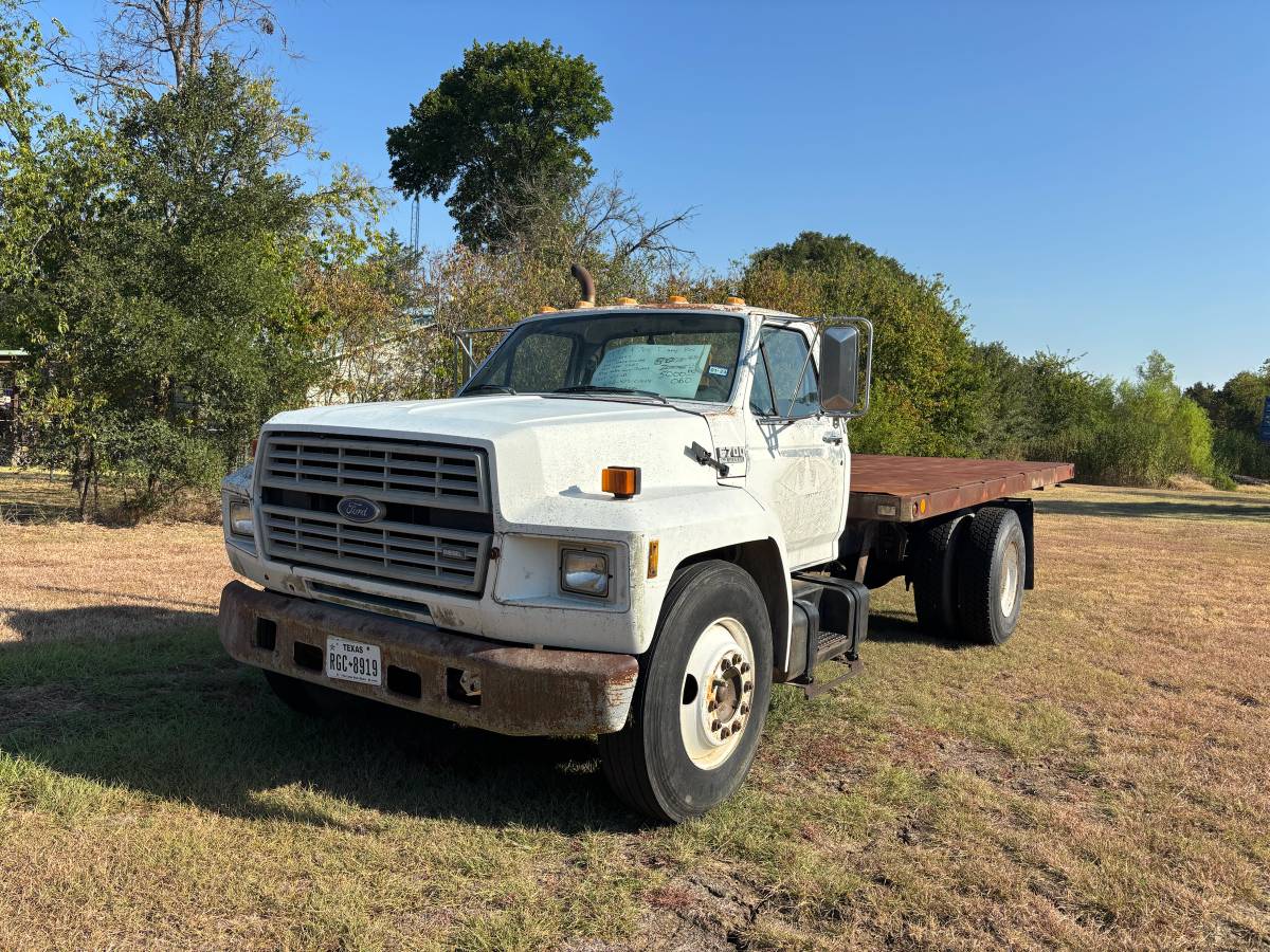 Ford-F700-1993-White