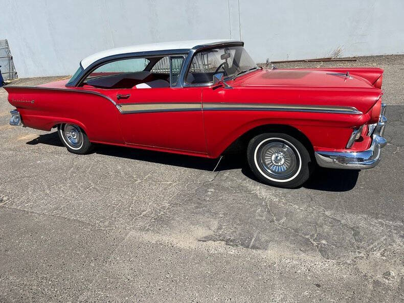 Ford-Fairlane-1957