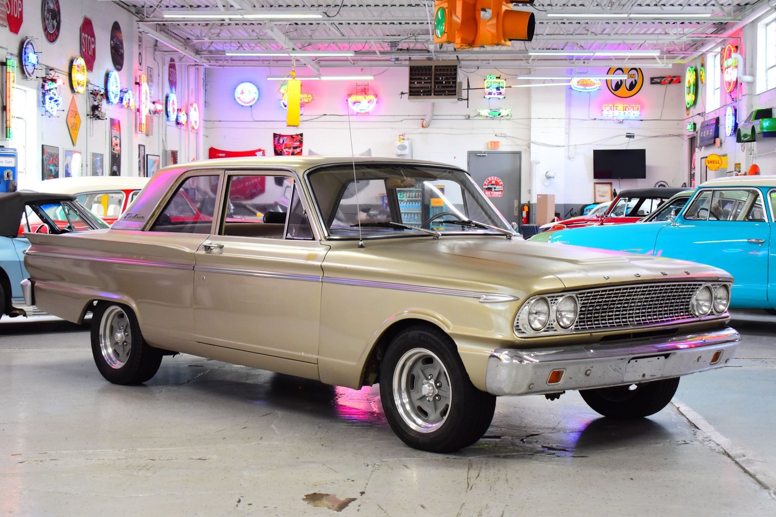 Ford-Fairlane-1963-Gold