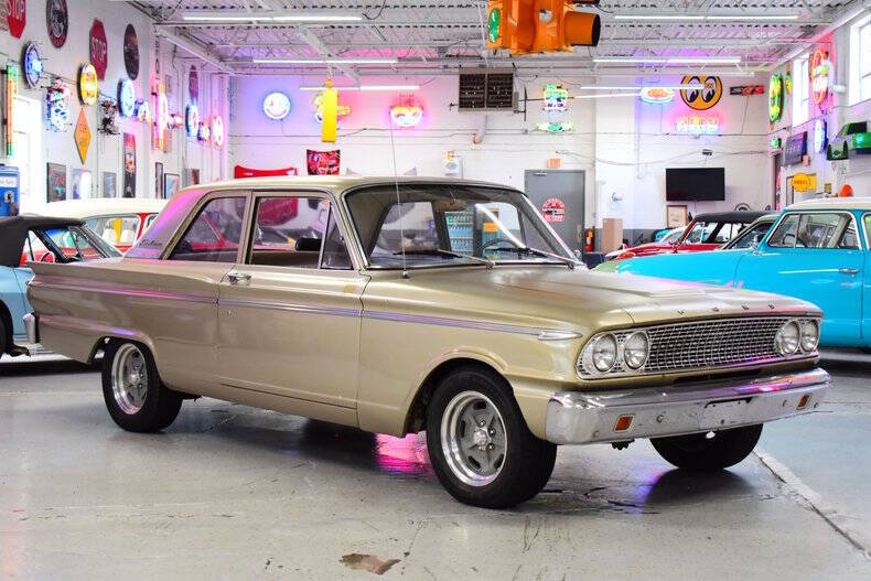Ford-Fairlane-1963-Gold