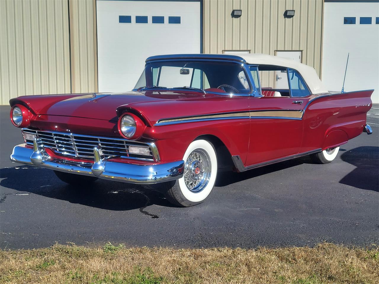 Ford-Fairlane-500-1957-Burgundy-bugundy-and-white