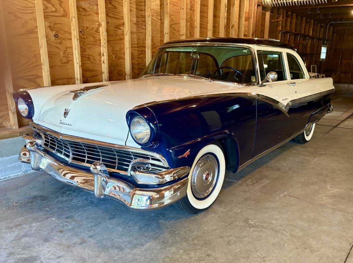 Ford-Fairlane-club-sedan-1956