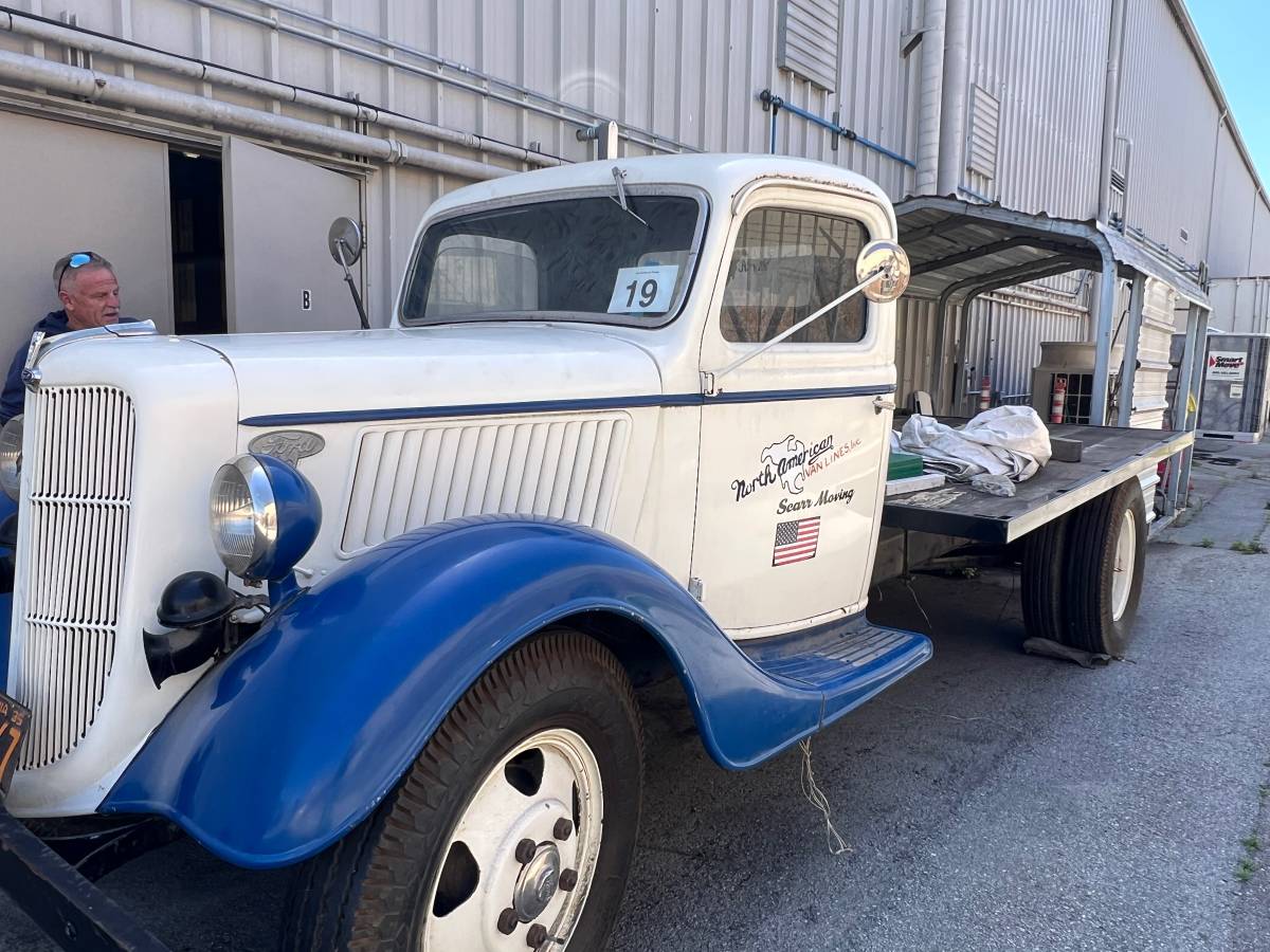 Ford-Flatbed-truck-1935-white