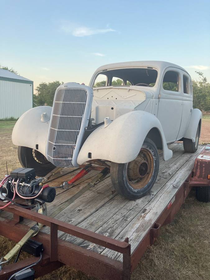 Ford-Four-door-1935