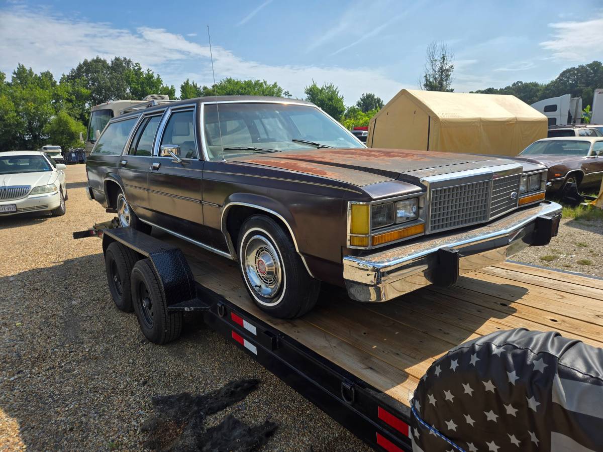 Ford-Ltd-1982-brown