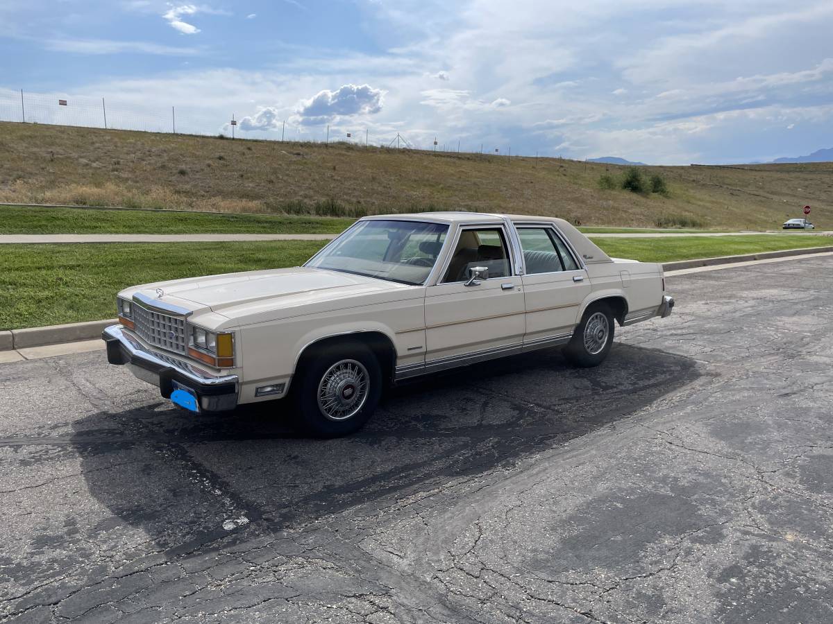 Ford-Ltd-crown-victoria-1984