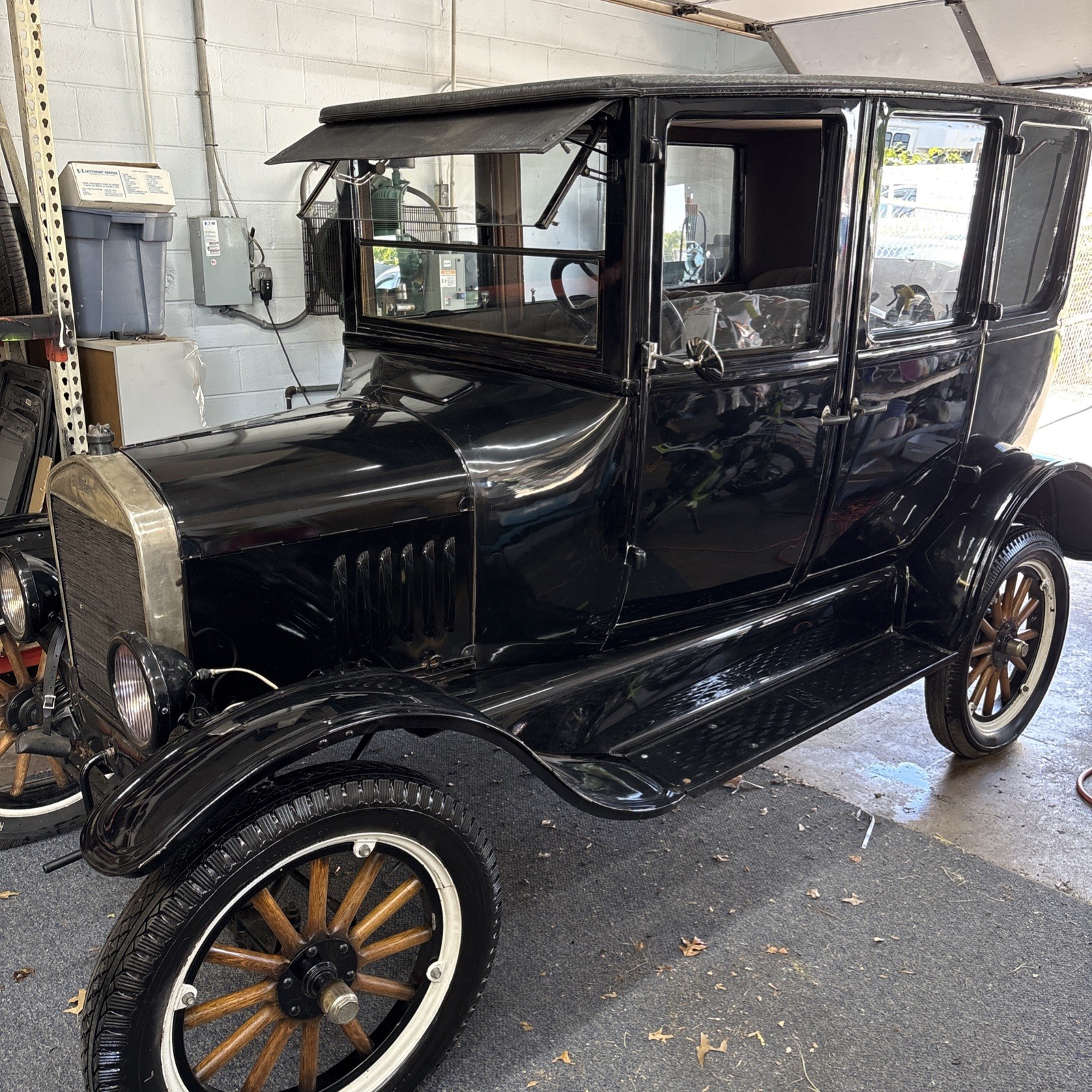 Ford-Model-T-1924-Sedan-Tan