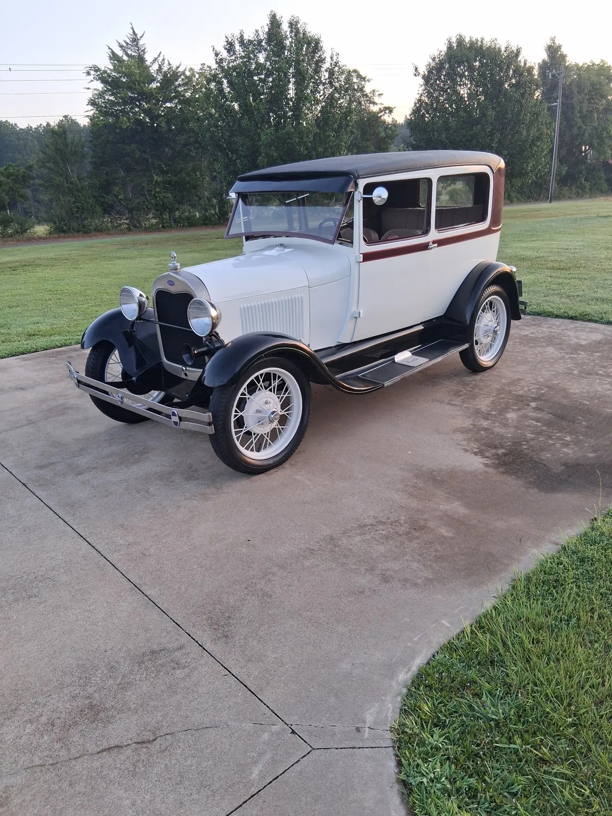 Ford-Model-a-1929-Beige-Black-And-Burgundy-Red-Pin-Stripes-Tan