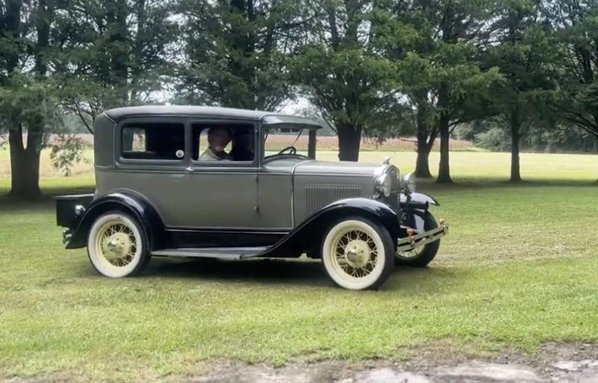 Ford-Model-a-deluxe-1931-brown