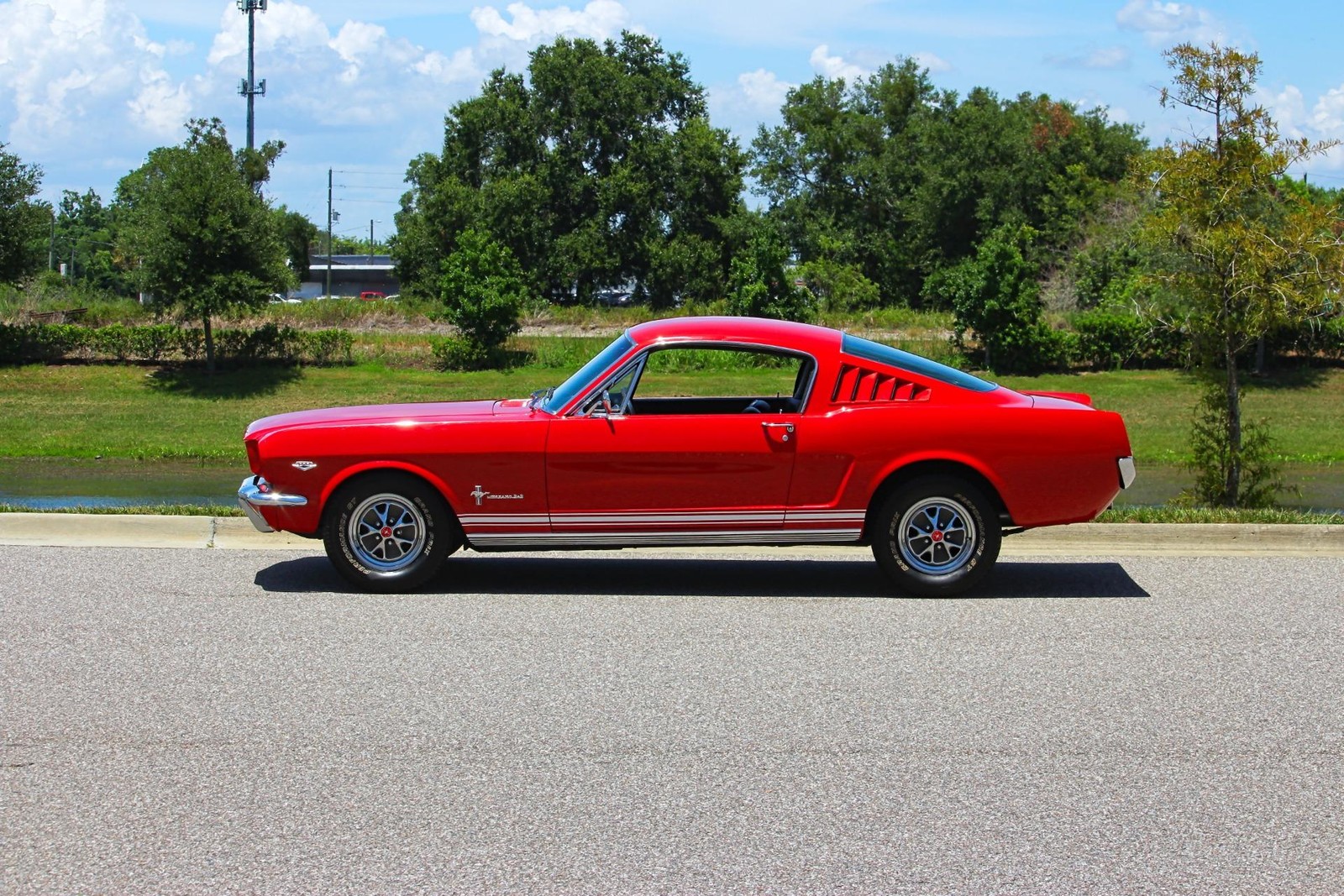 Ford-Mustang-1965-Red-Black