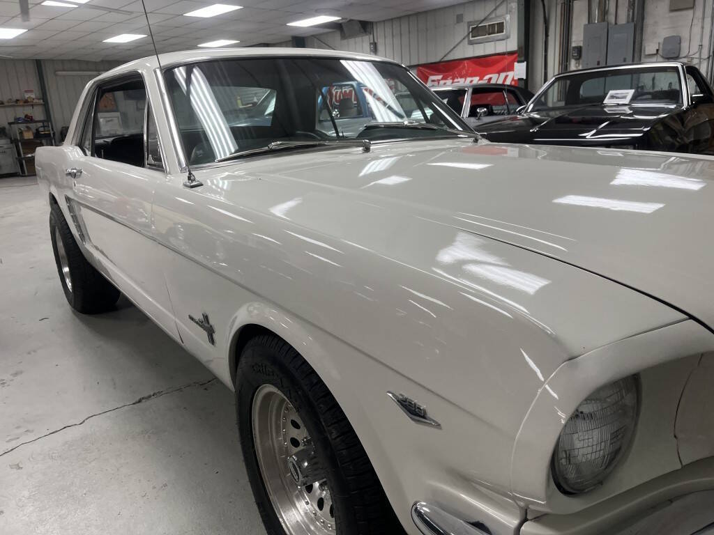 Ford-Mustang-1965-White-Black