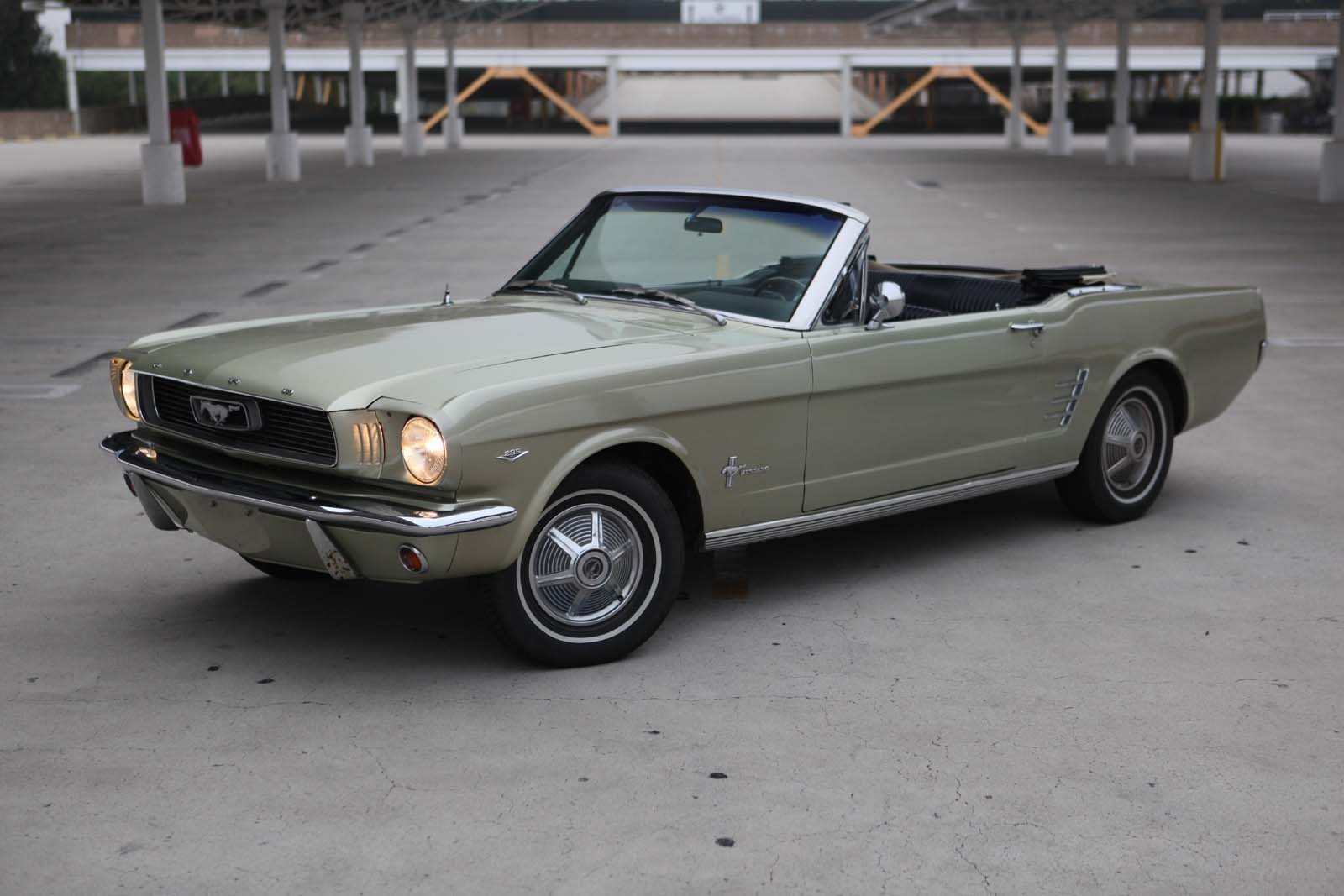 Ford-Mustang-1966-Convertible-Black