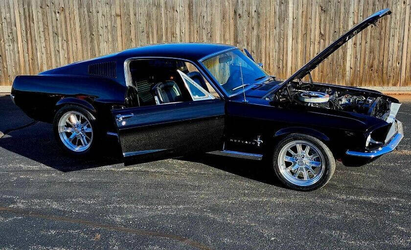 Ford-Mustang-1967-Wimbledon-White-Purple-Red
