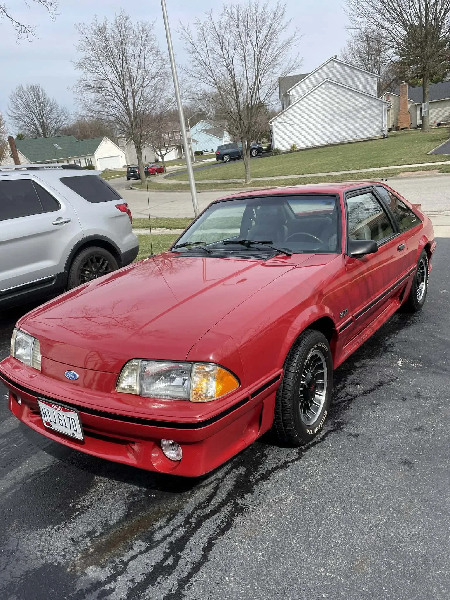 Ford-Mustang-1988-Red-Gray
