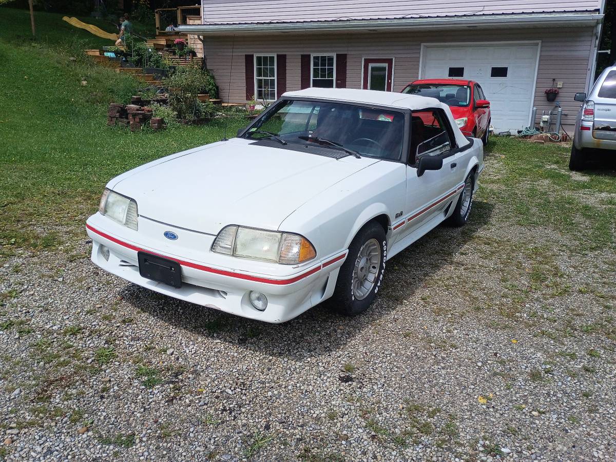 Ford-Mustang-1989-white