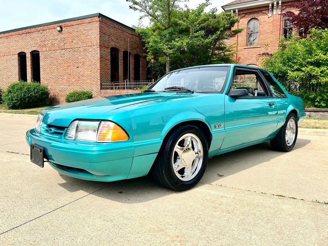 Ford-Mustang-1993-Sedan-Gray