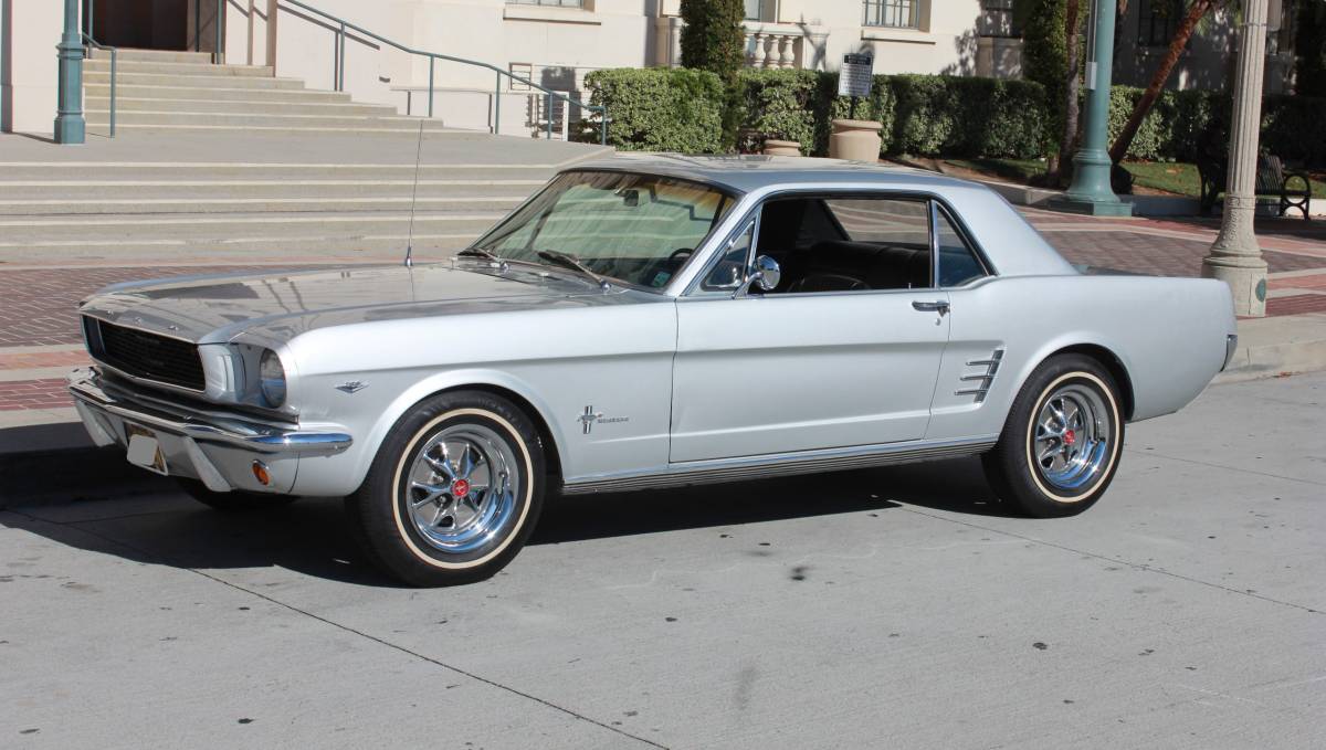 Ford-Mustang-coupe-v8-1966-silver