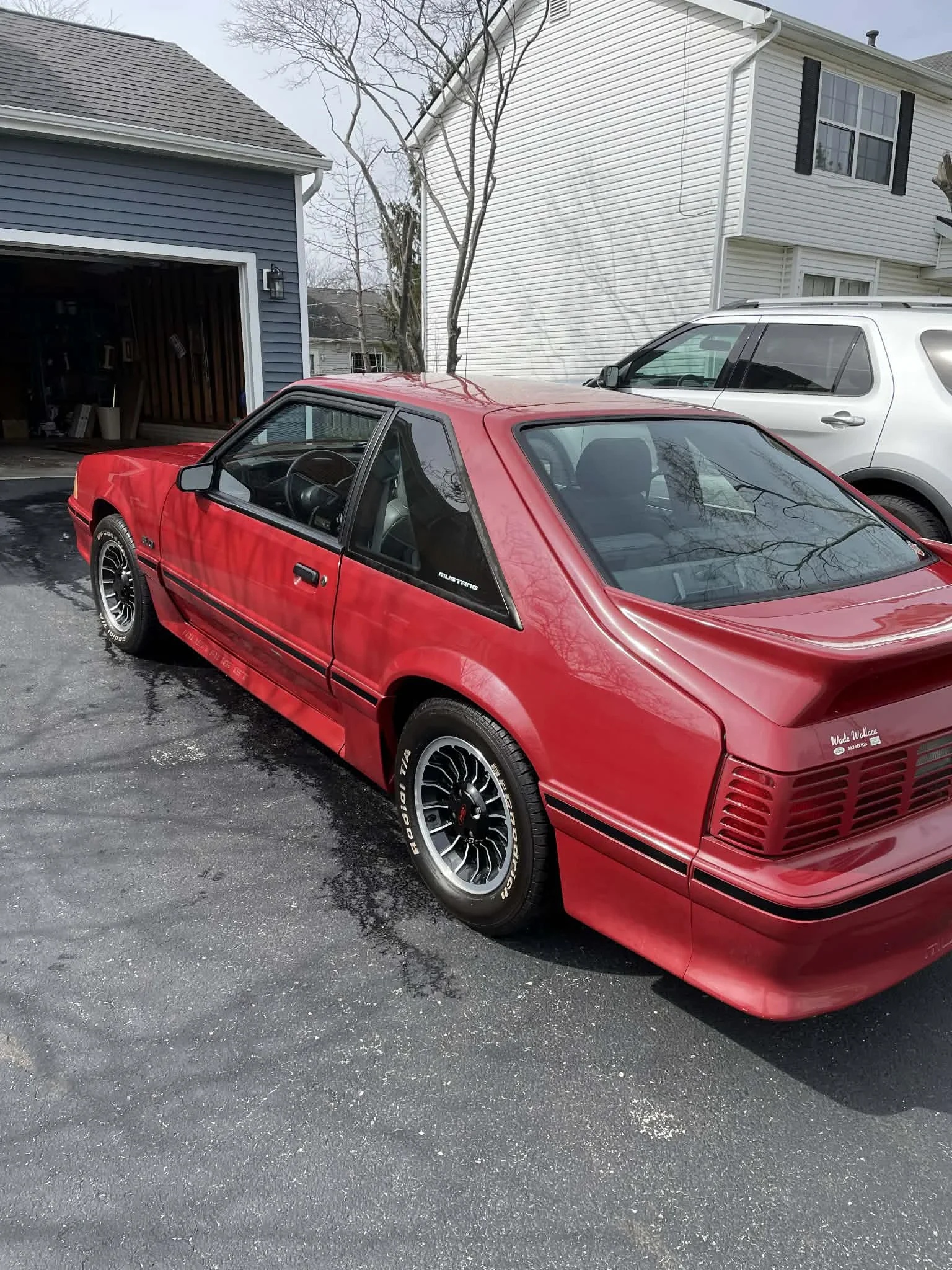 Ford-Mustang-gt-hatchback-1988-Red-Gray