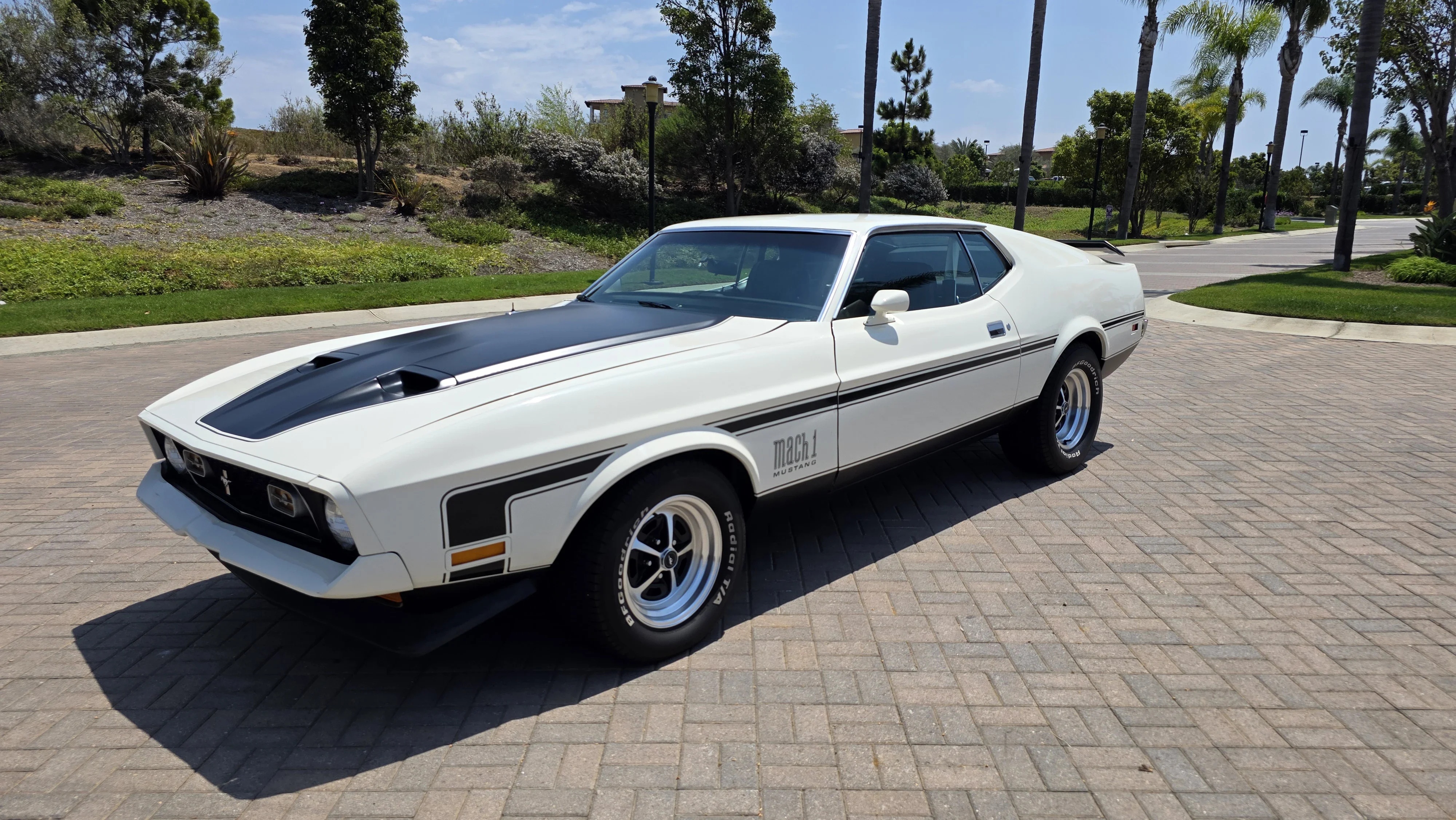 Ford-Mustang-mach-1-coupe-1972-White-Black