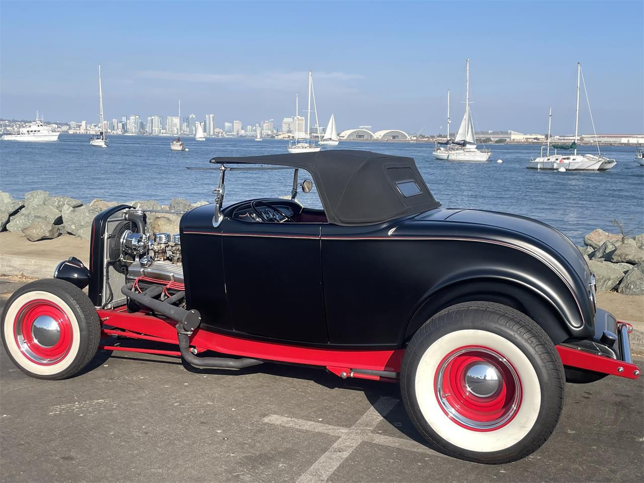Ford-Roadster-1932-Black-White-and-Red