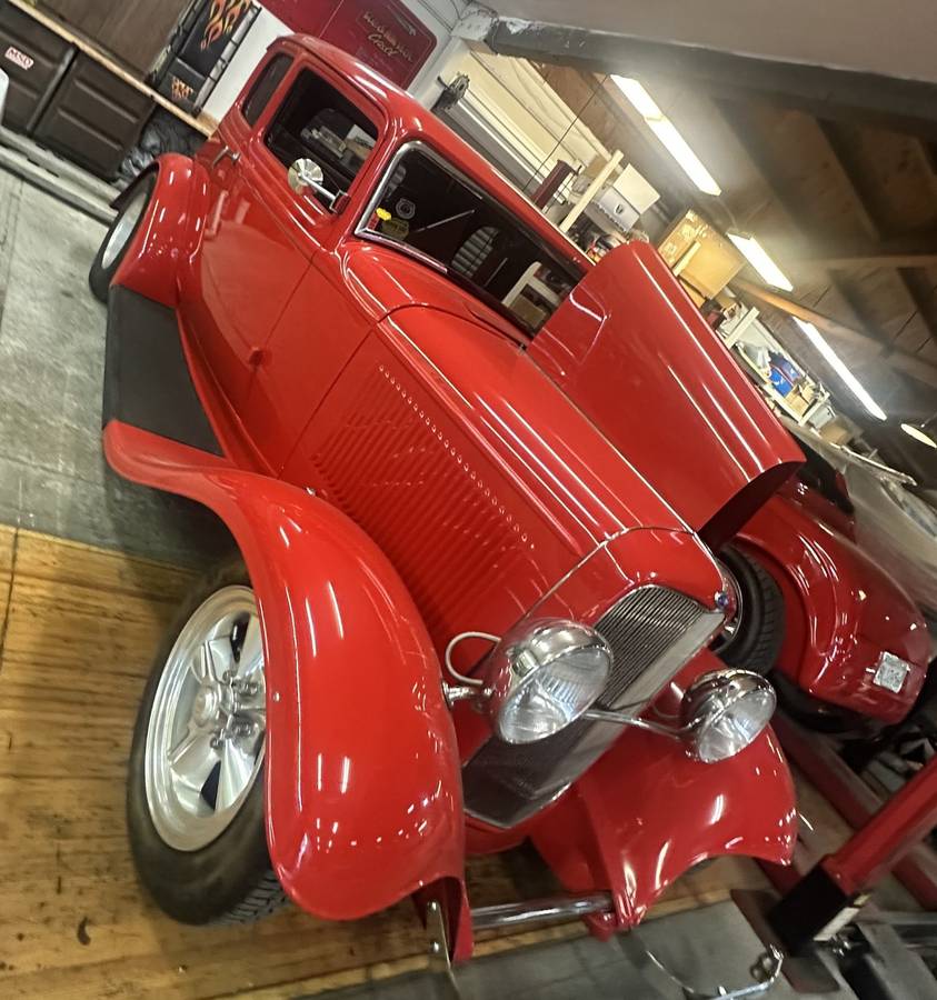 Ford-Sedan-1932-Red