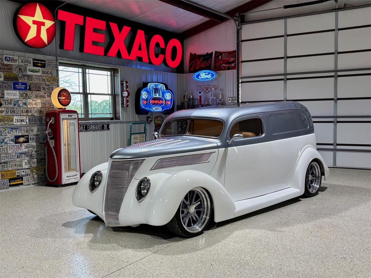 Ford-Sedan-delivery-1937-White-Tan