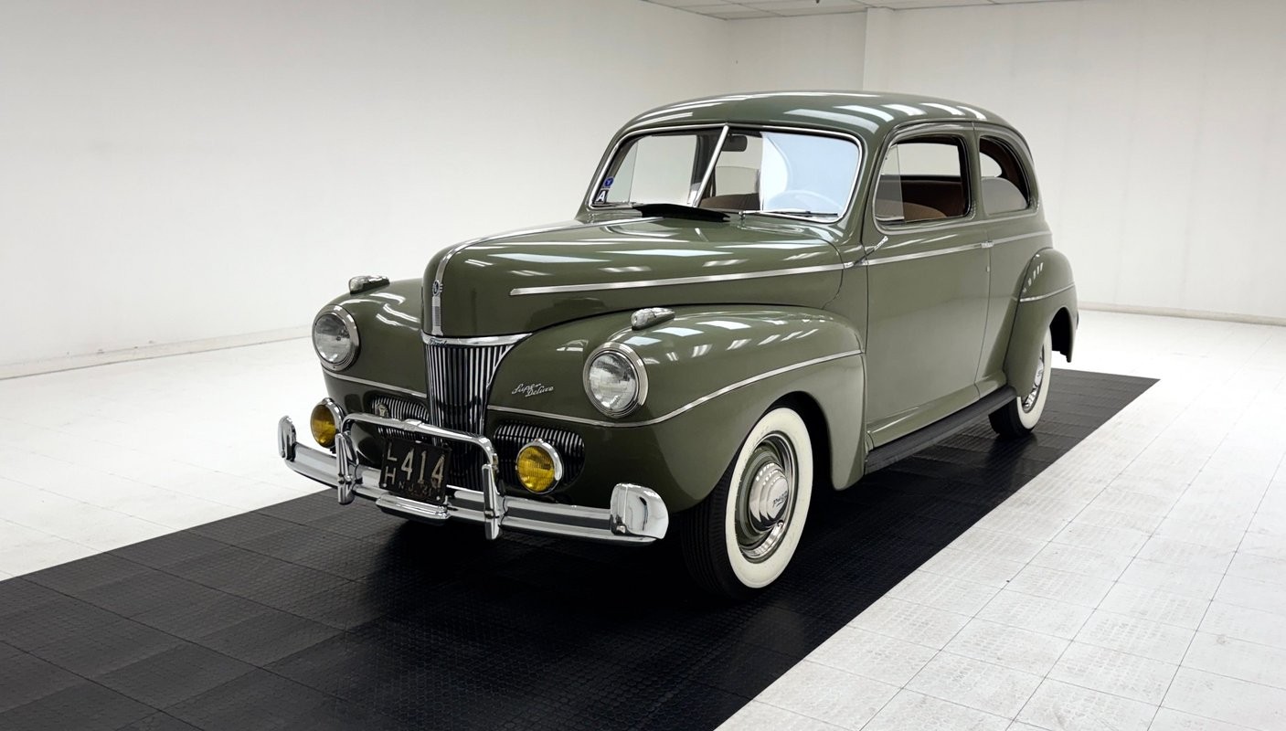 Ford-Super-Deluxe-1941-Sedan-Beige