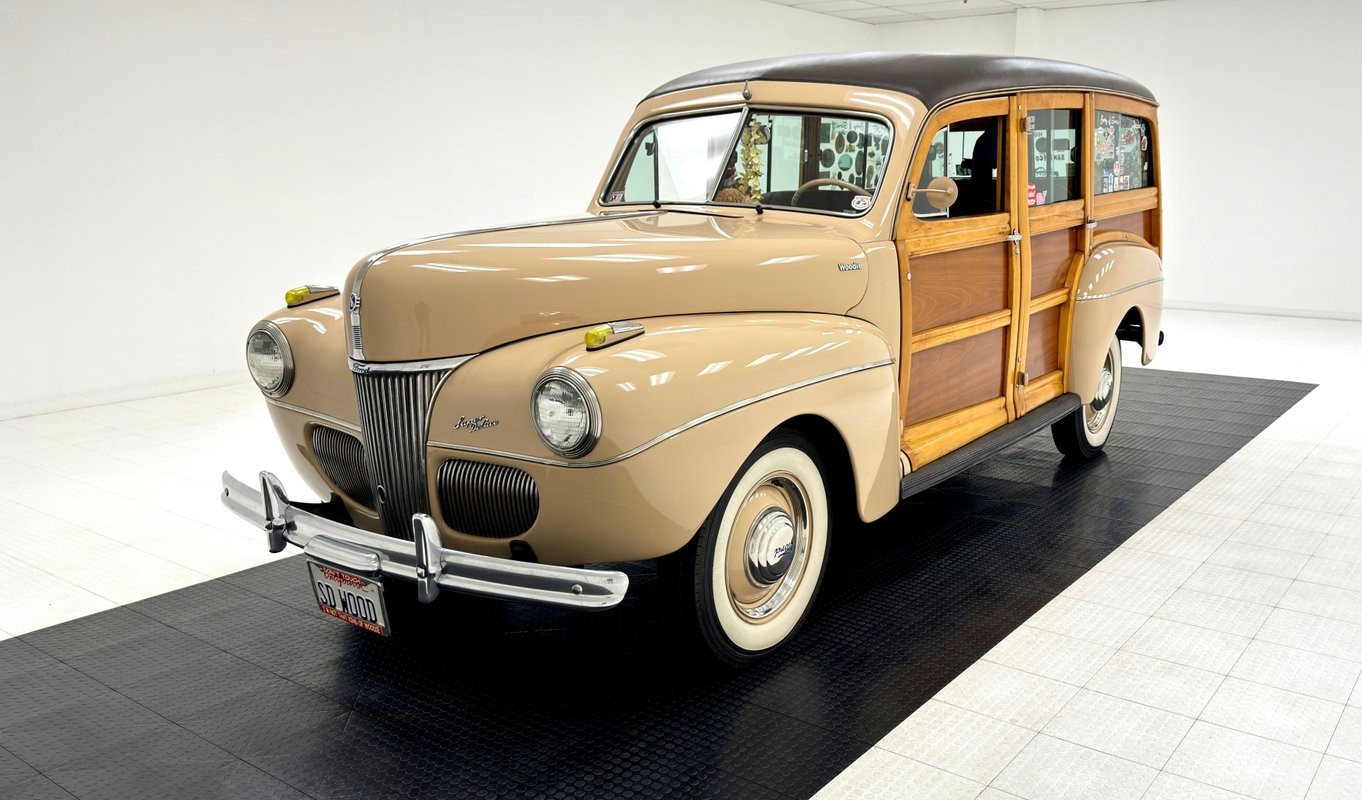 Ford-Super-Deluxe-1941-Station-Wagon-Brown