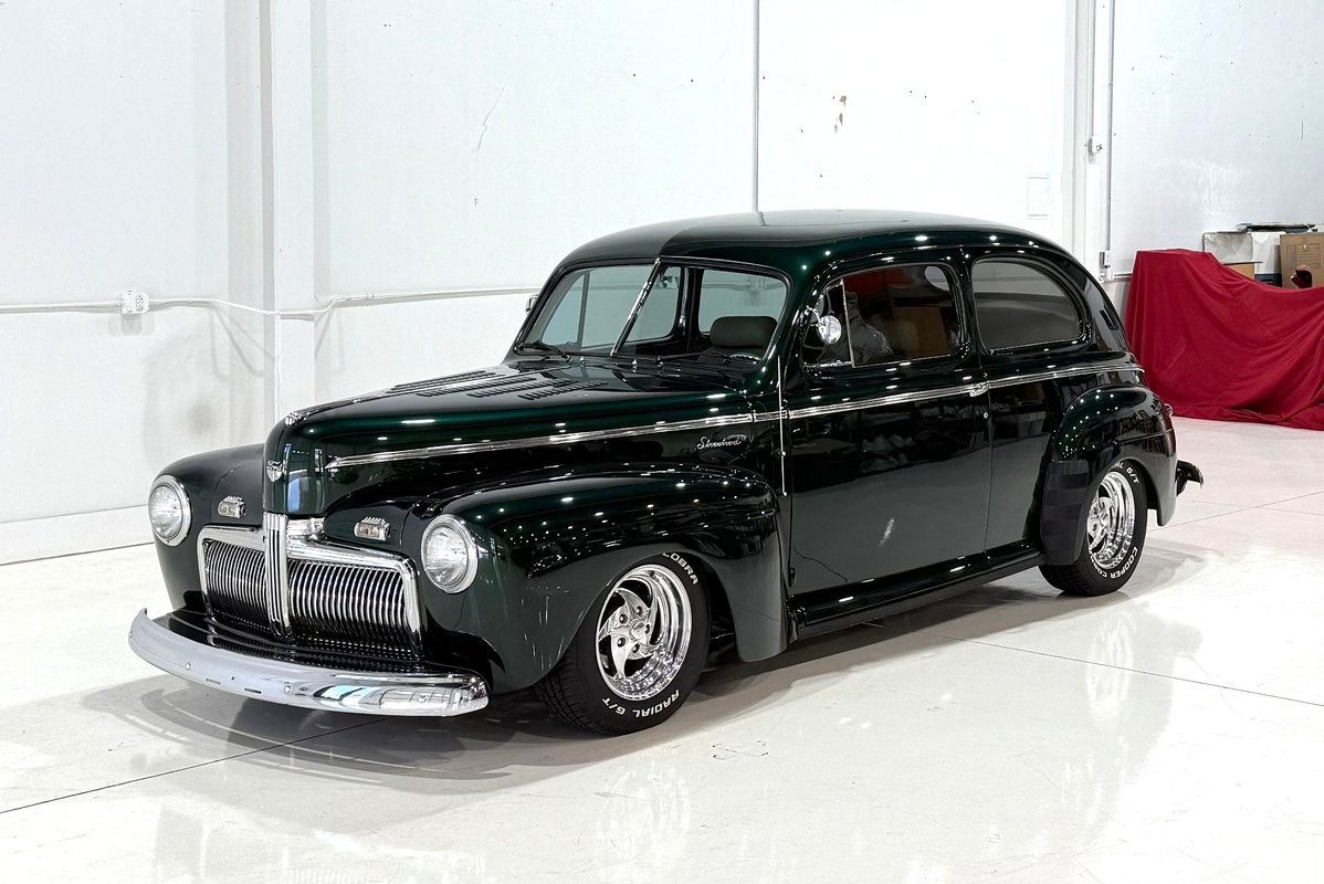 Ford-Super-Deluxe-Tudor-1942-Tan