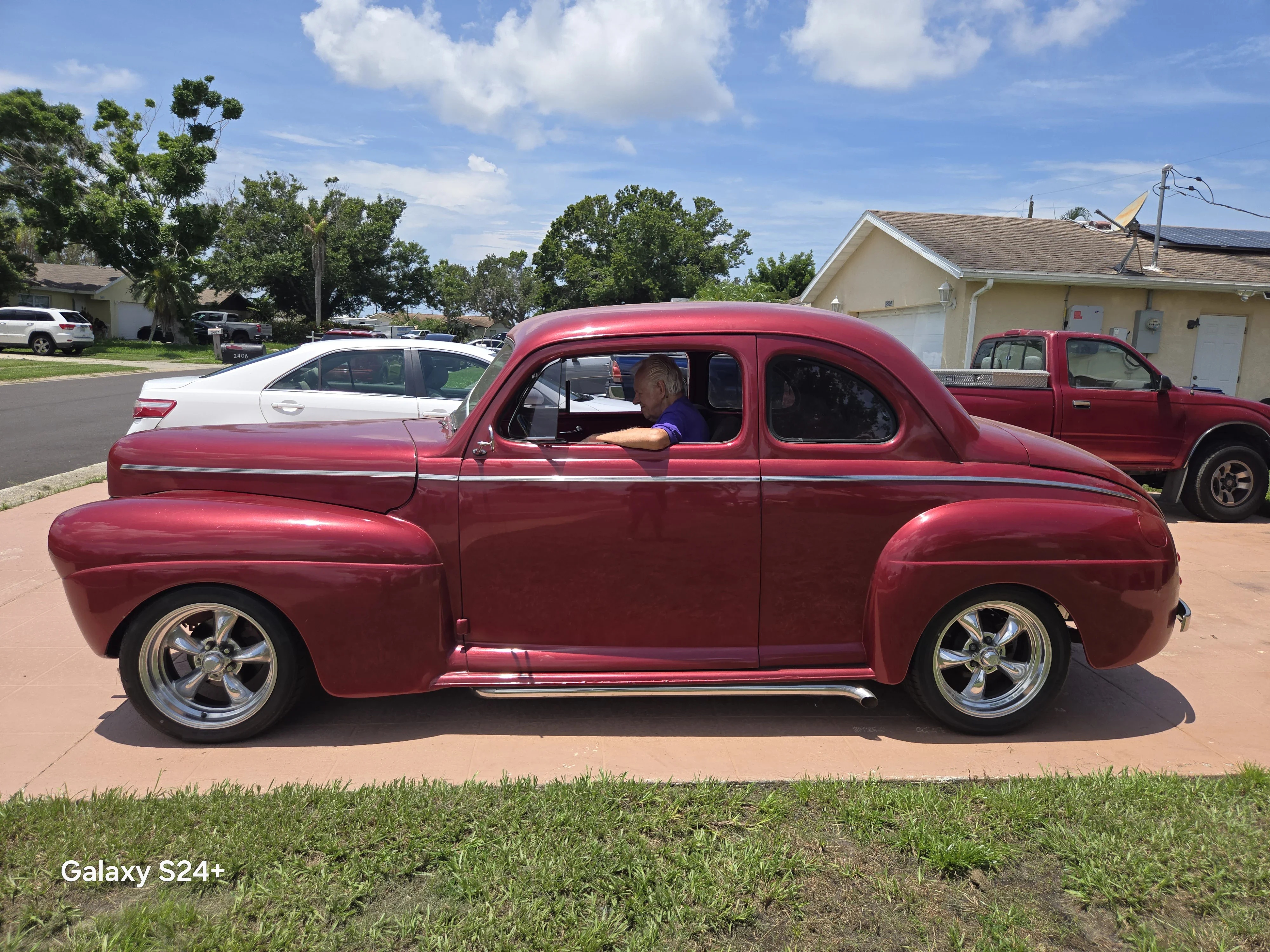 Ford-Super-deluxe-1941-Red-Red