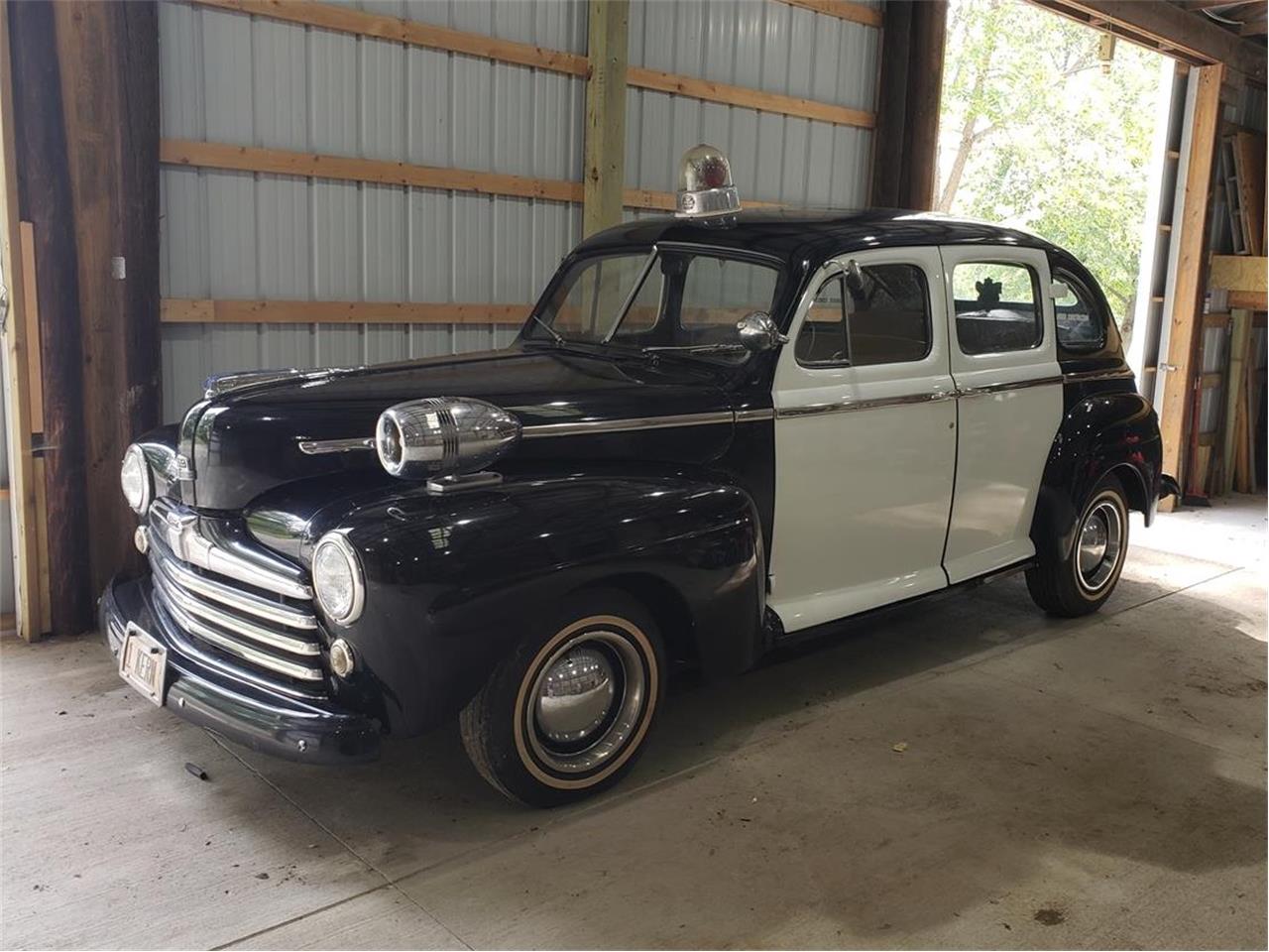 Ford-Super-deluxe-1947-Black-amp-White-Gold