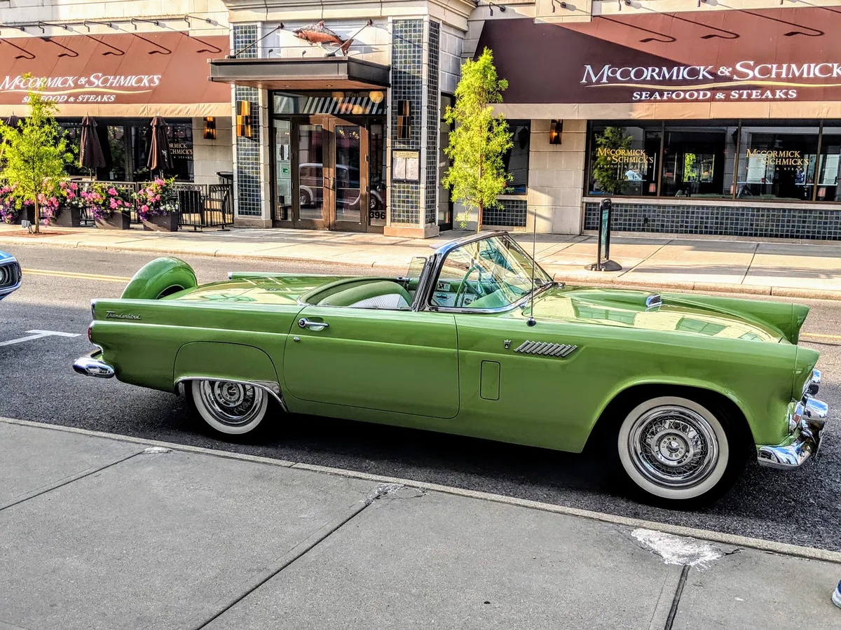 Ford-Thunderbird-1956-Lime-green-White-and-lime-green