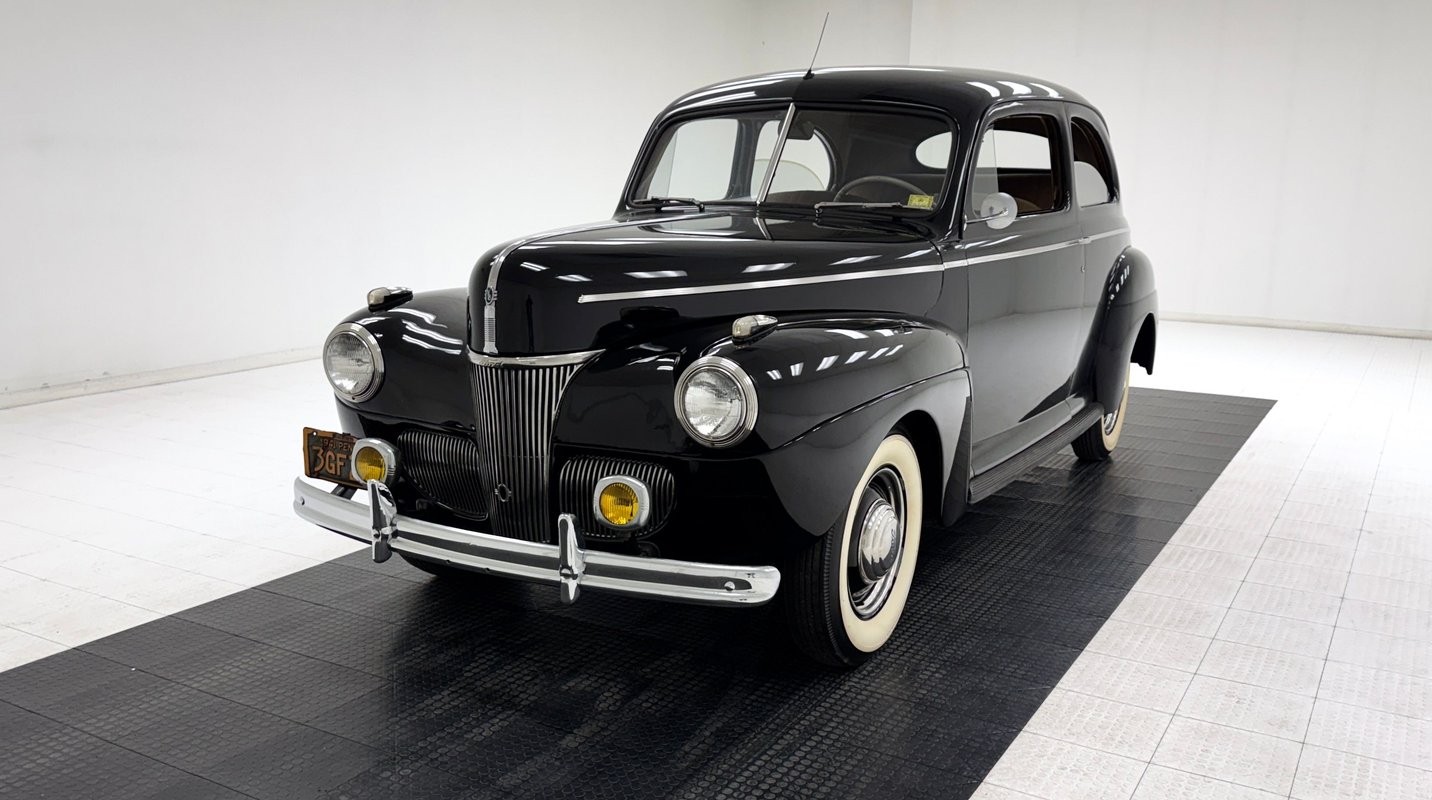 Ford-Tudor-1941-Sedan-Tan