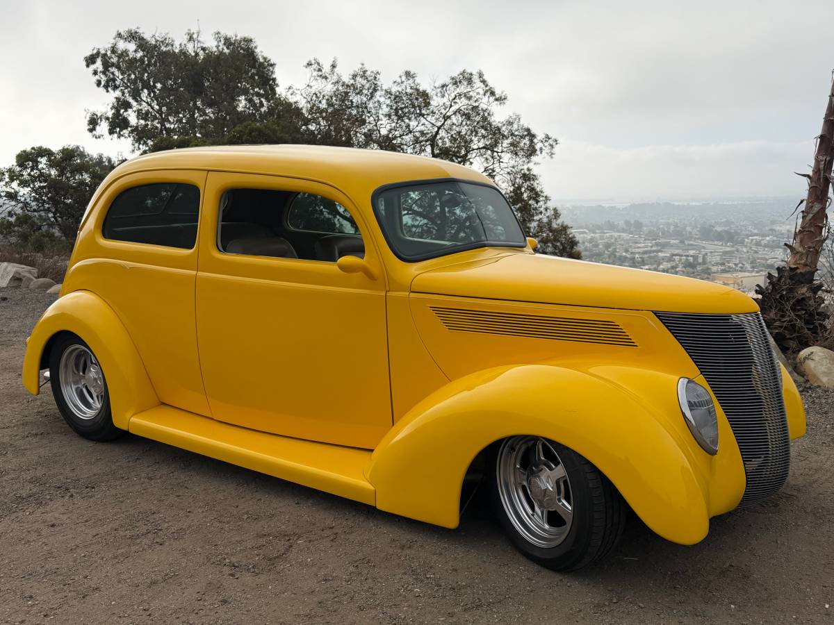 Ford-Tudor-sedan-1937-yellow